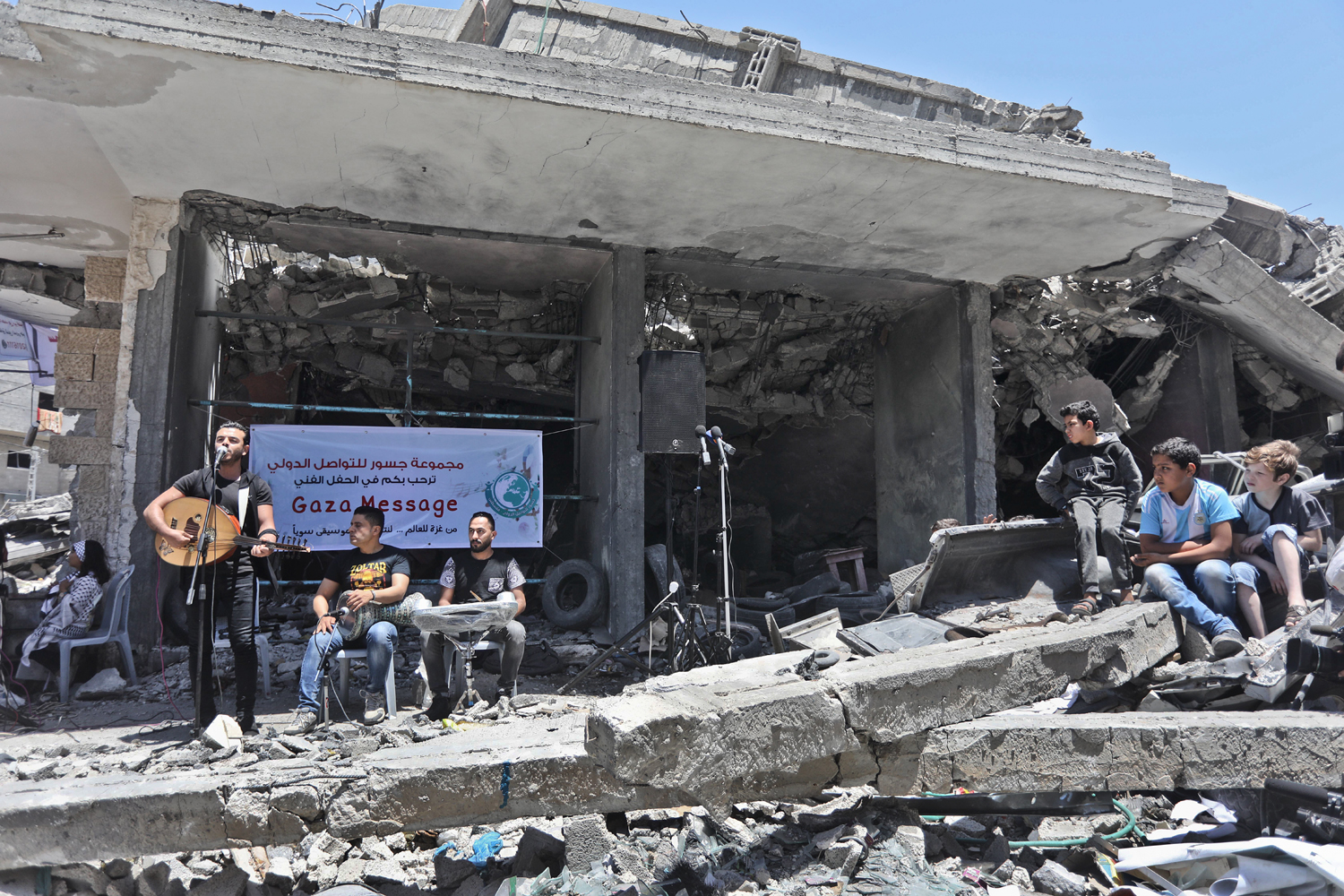 "Si deve ascoltare la musica degli edifici bombardati": artisti di Gaza tengono un concerto anti-Eurovision in un edificio distrutto in un attacco israeliano